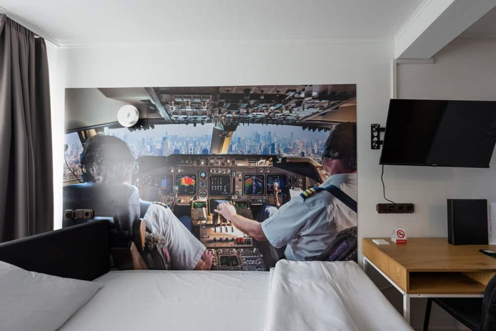hotelzimmer cockpit wandbild